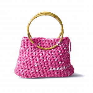 Розовая плетеная сумка
