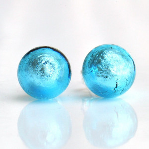 Boucles d'oreilles boutons bleu ciel clair en veritable verre de murano de venise