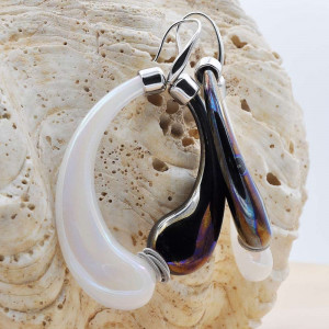 Boucles d'oreilles creoles  blanc nacre veritable verre de murano de venise