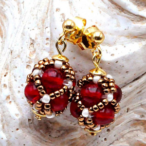 Boucles d'oreilles clou perles de verre rouge