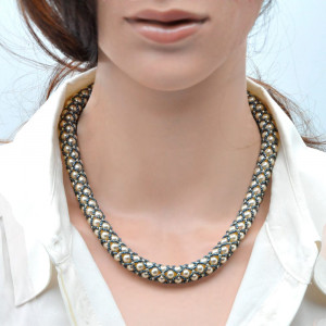 Collar renacentista blanco y gris tejido gris