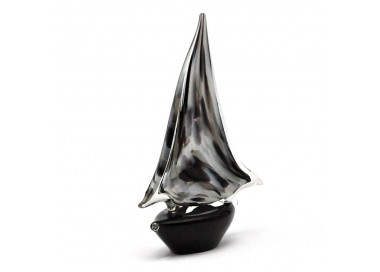 Bateau voilier gris et noir en verre de murano