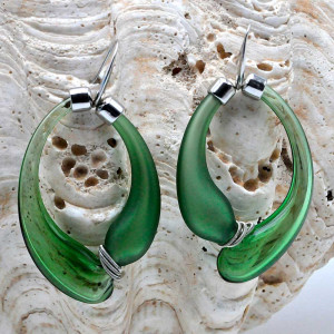 Boucles d'oreilles creoles vert et satin veritable verre soufflé de murano de venise