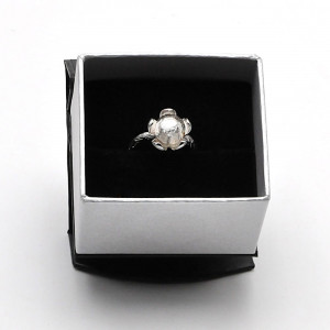 Sterling silver flower and silver pearl ring in murano glass